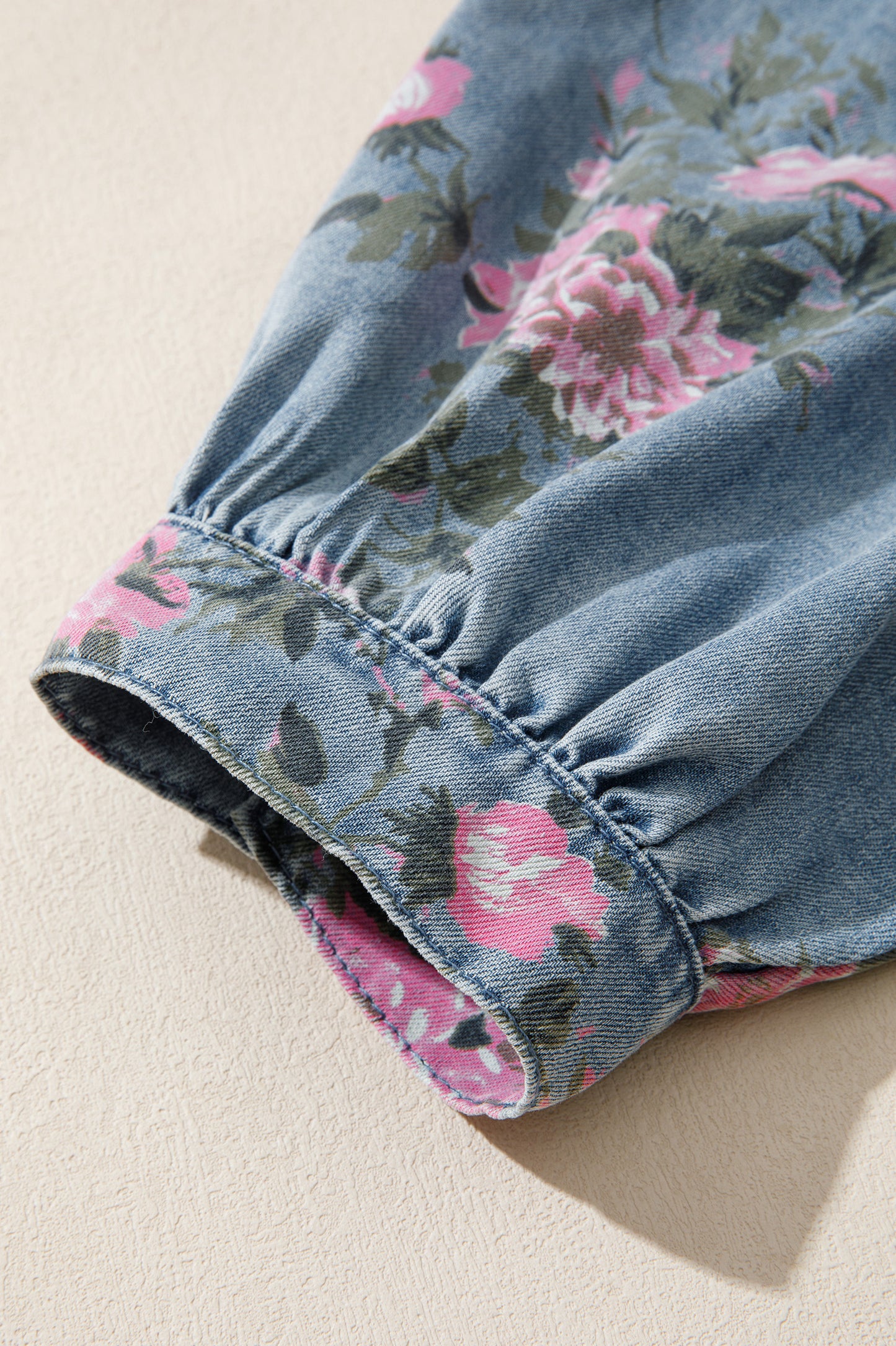 Blauwe denim overhemd met armbandmouwen en bloemenprint