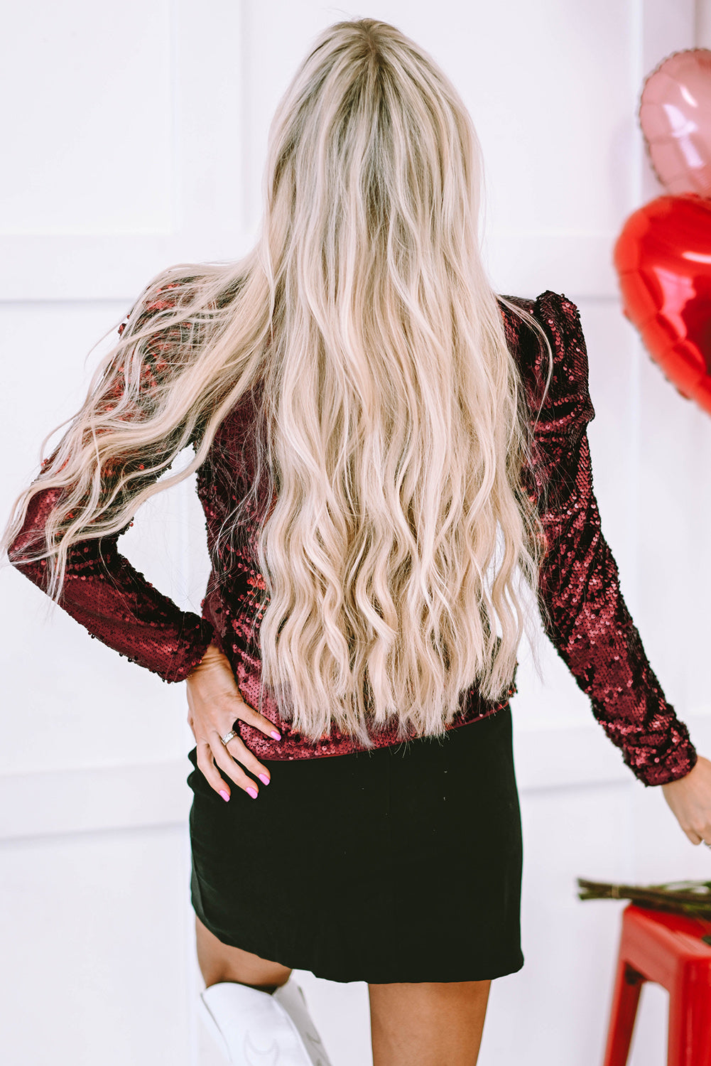 Bordeauxrode top met pailletten colkraag en pofmouwen