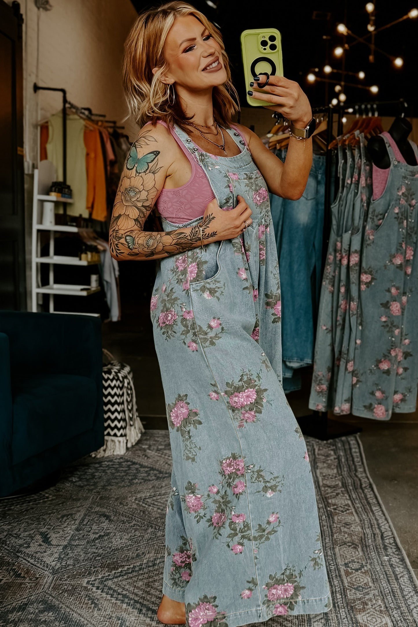 Jumpsuit van denim met bloemenprint zakken geplooide details hoge taille en wijde pijpen