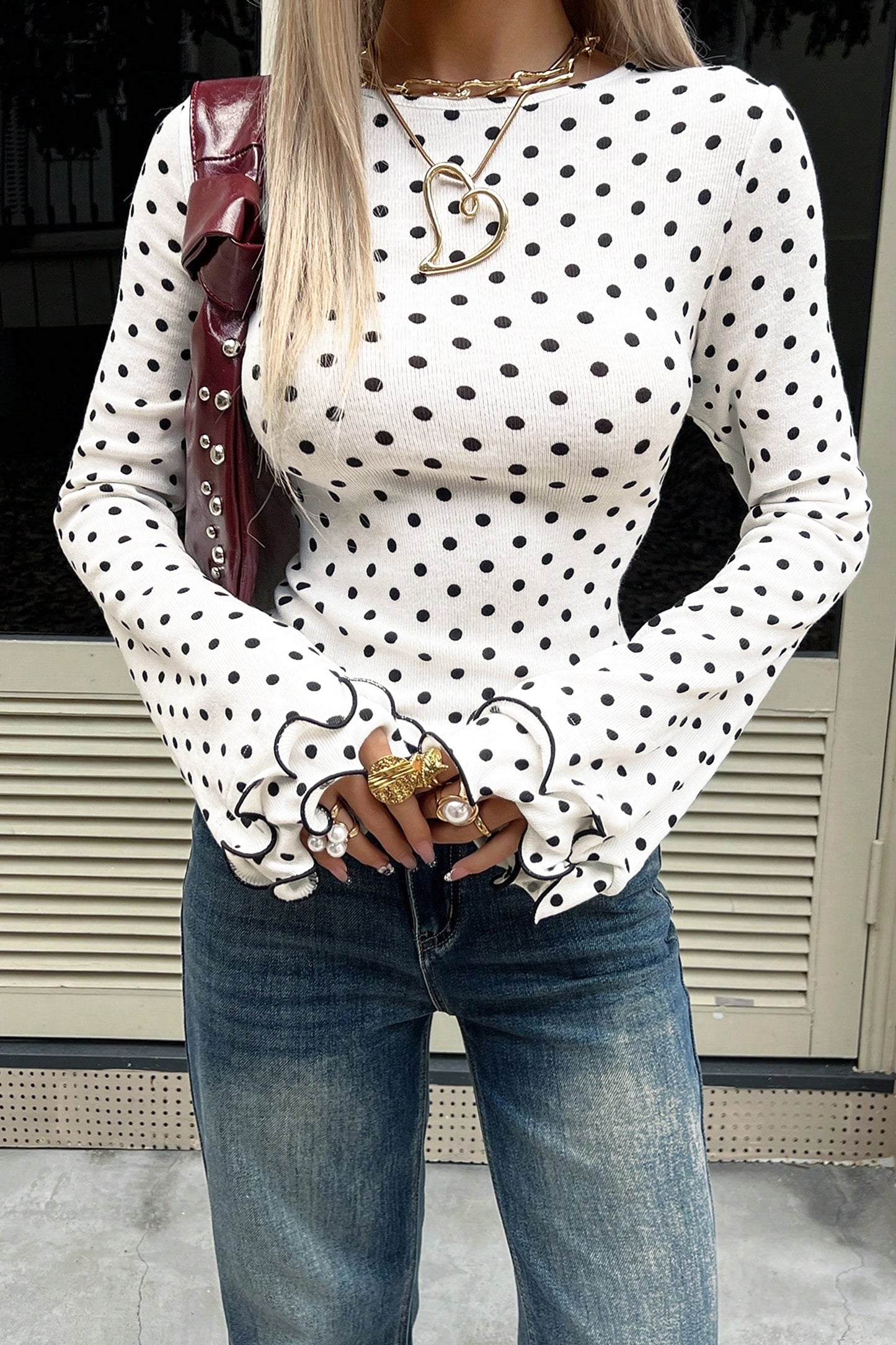 Witte top met lange mouwen en stippenprint en sla-afwerking