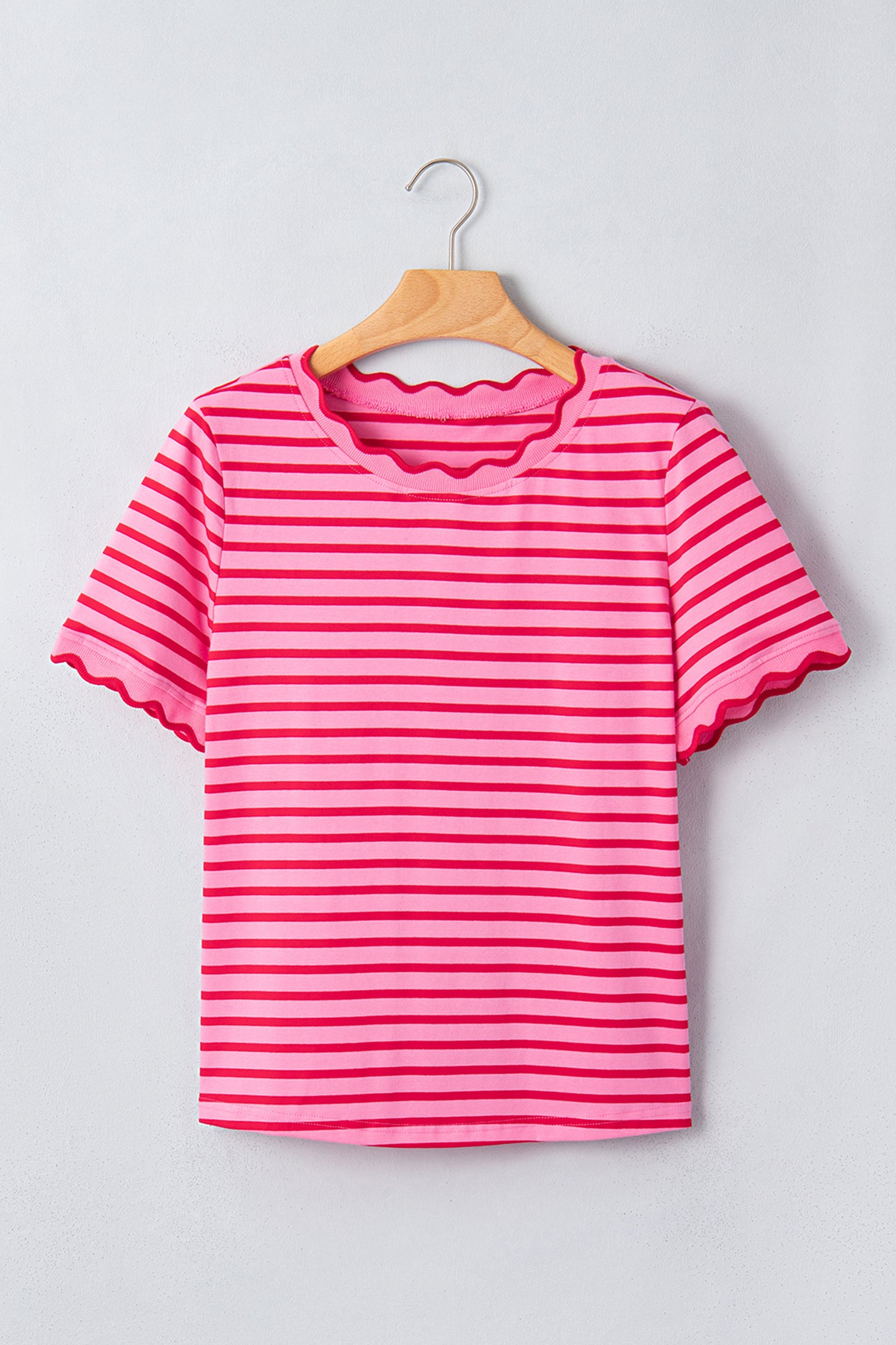 T-shirt met ronde hals en rode strepen en geschulpte rand