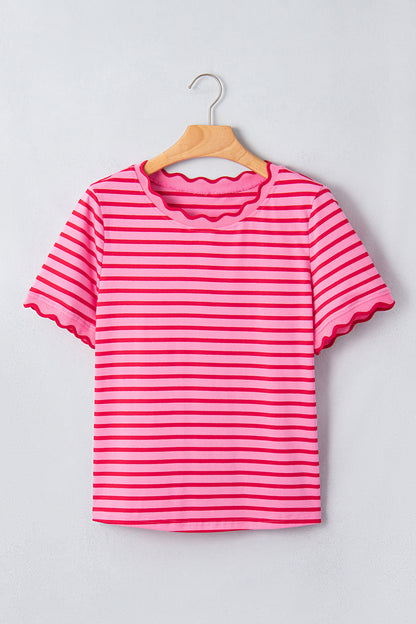 T-shirt met ronde hals en rode strepen en geschulpte rand