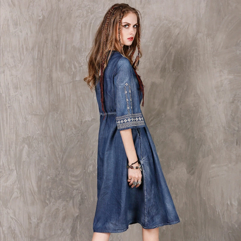 Geborduurde denim jurk