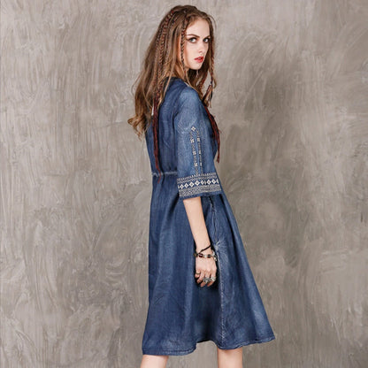 Geborduurde denim jurk