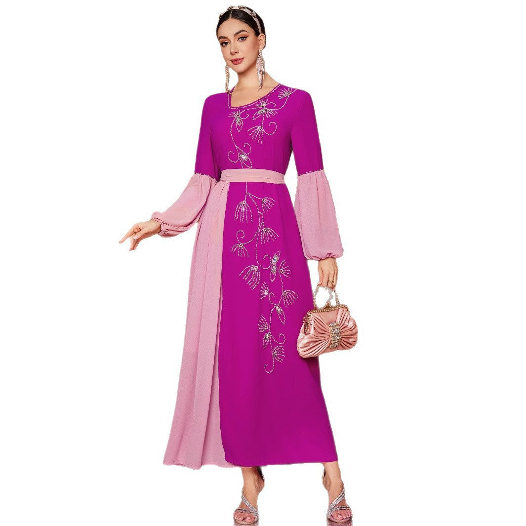 Rozenrode elegante chiffonjurk met handgestikte ruitvormige omtrek