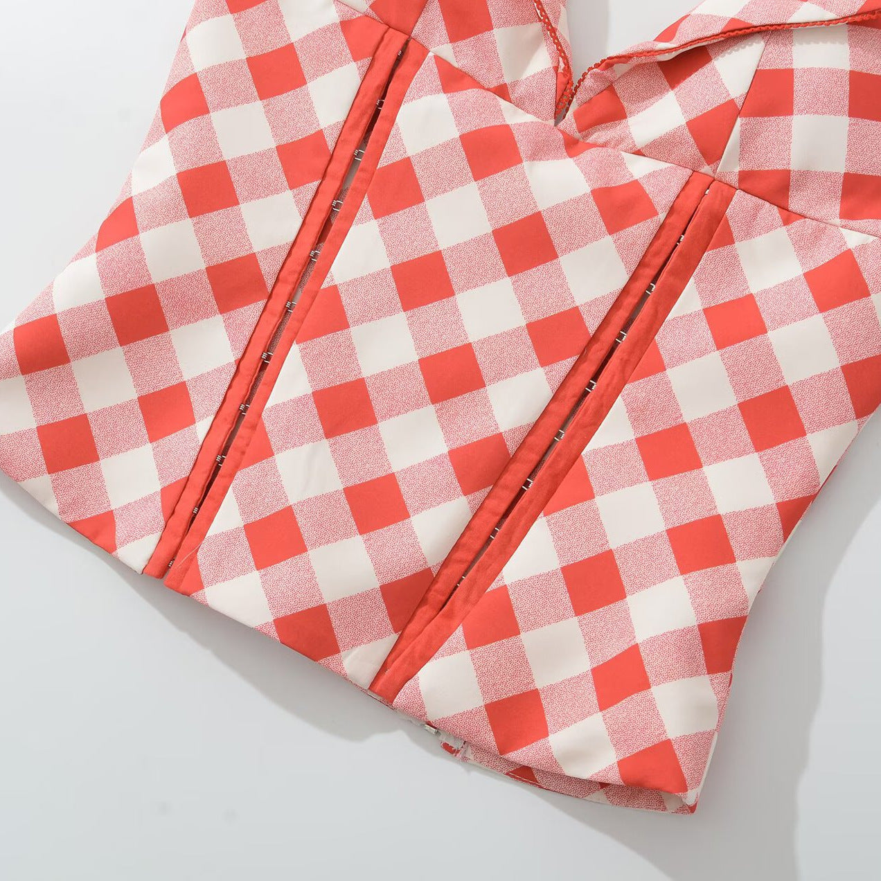 Modieuze rode geruite crop top met open rug en strikdetail