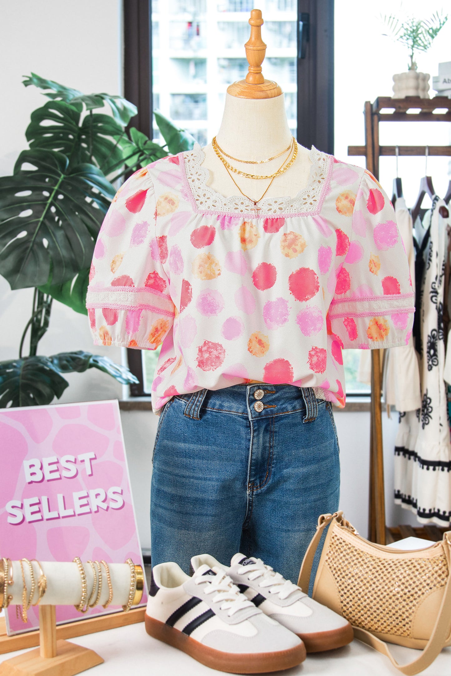 Roze blouse met stippen kanten afwerking vierkante hals en pofmouwen