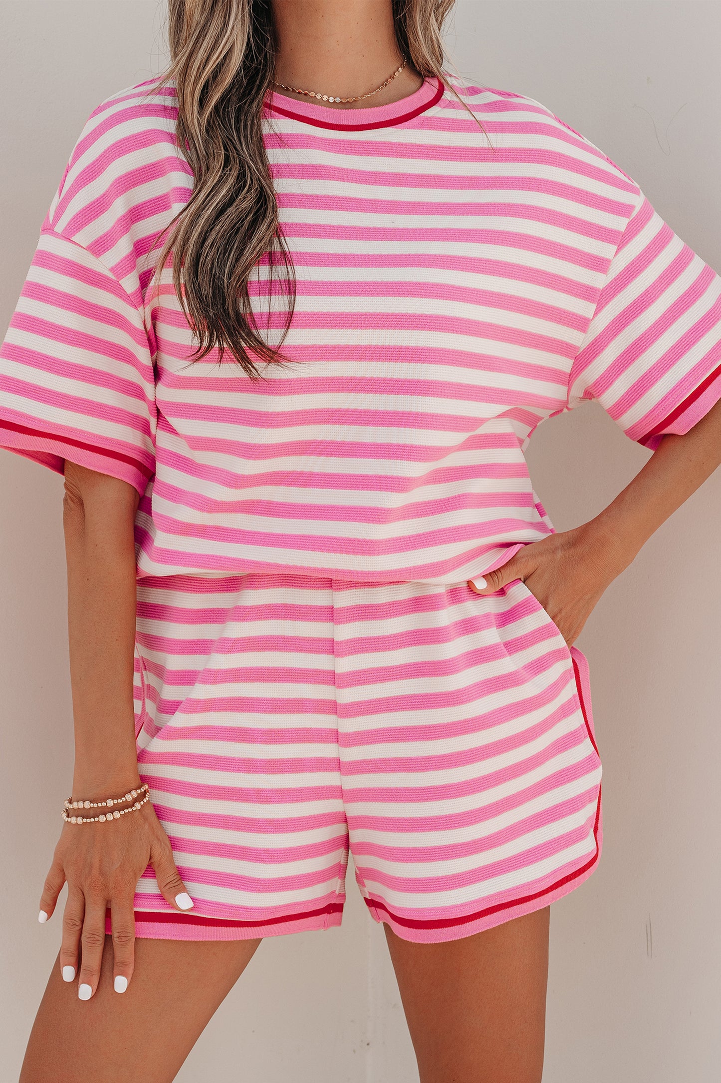 Roze gestreepte top met contrasterende biesbkorte mouwen en losse shorts