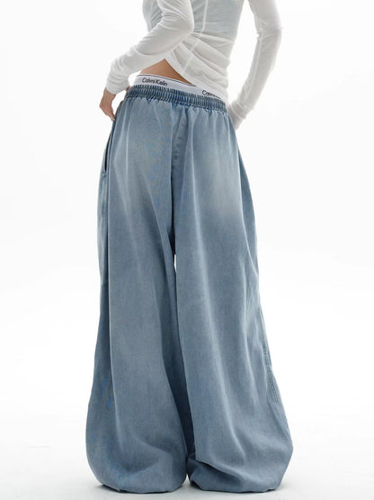 Straight-fit casual pants are trendy.