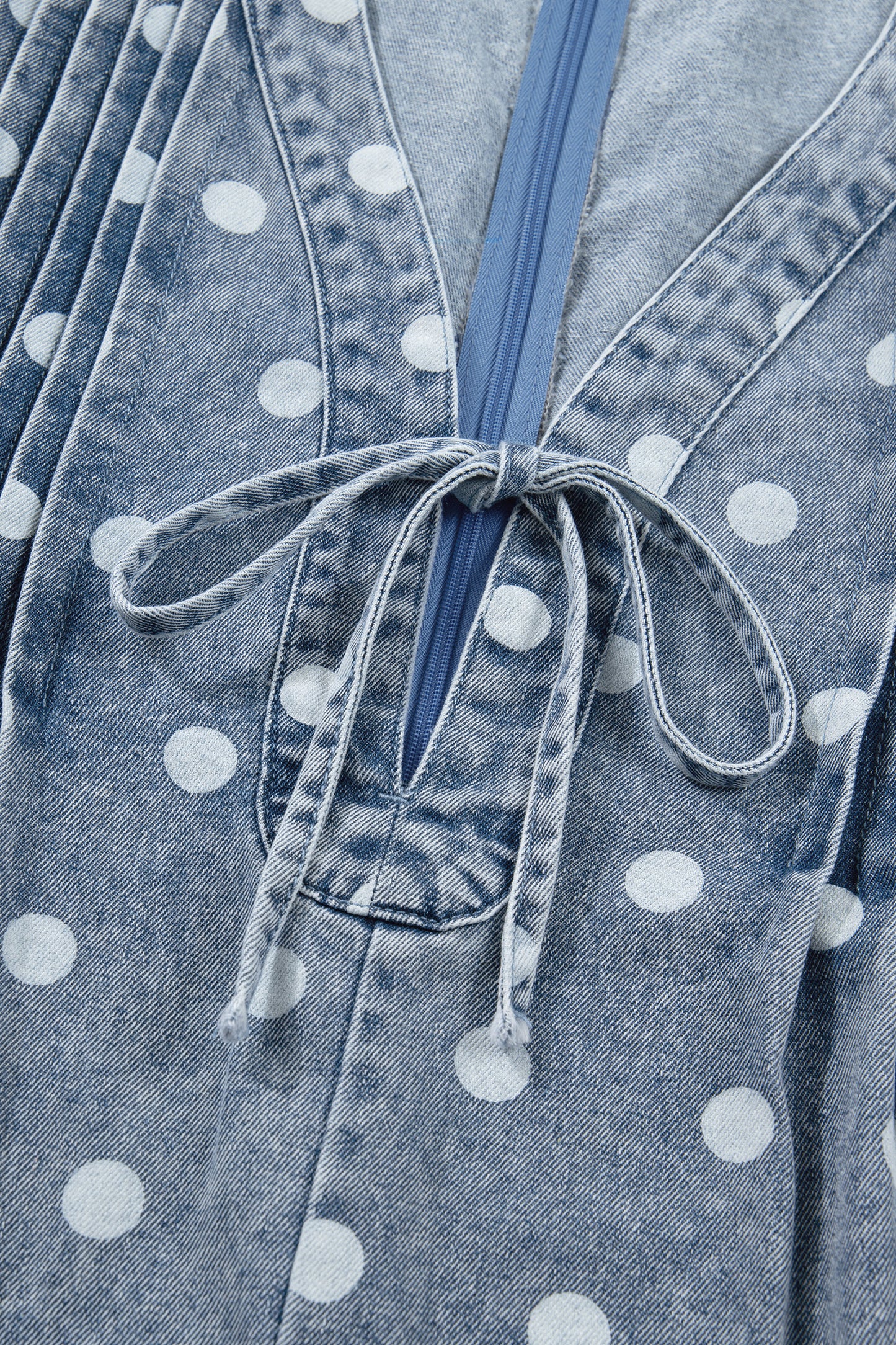 Korte wijde mouwloze jumpsuit van denim met stippenprint strik V-hals en plooien
