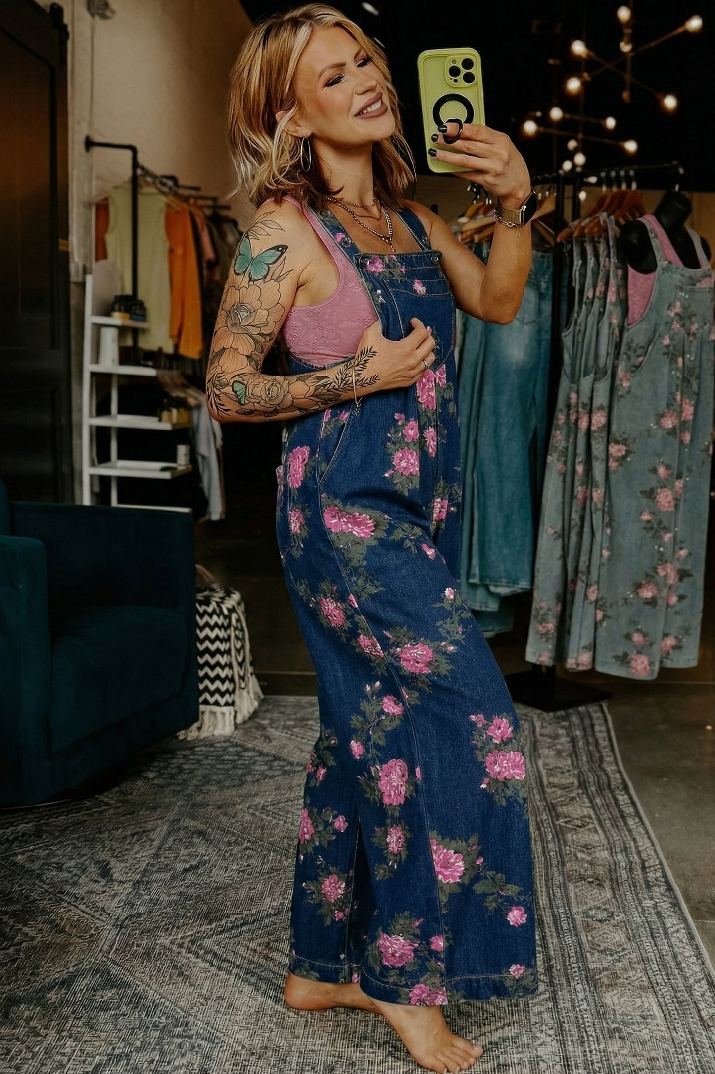 Jumpsuit van denim met bloemenprint zakken geplooide details hoge taille en wijde pijpen