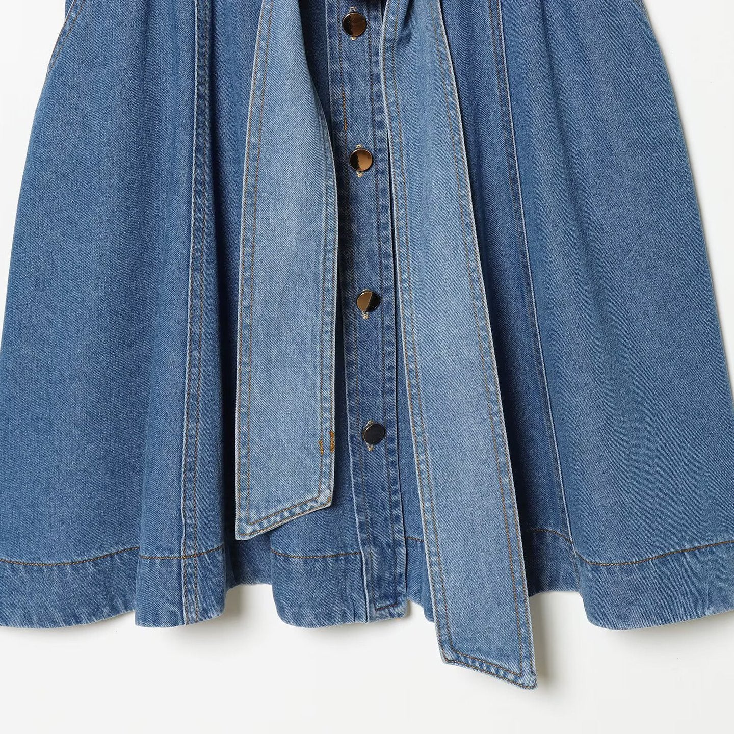 Modieuze damesjurk van denim met overhemdkraag en ceintuur