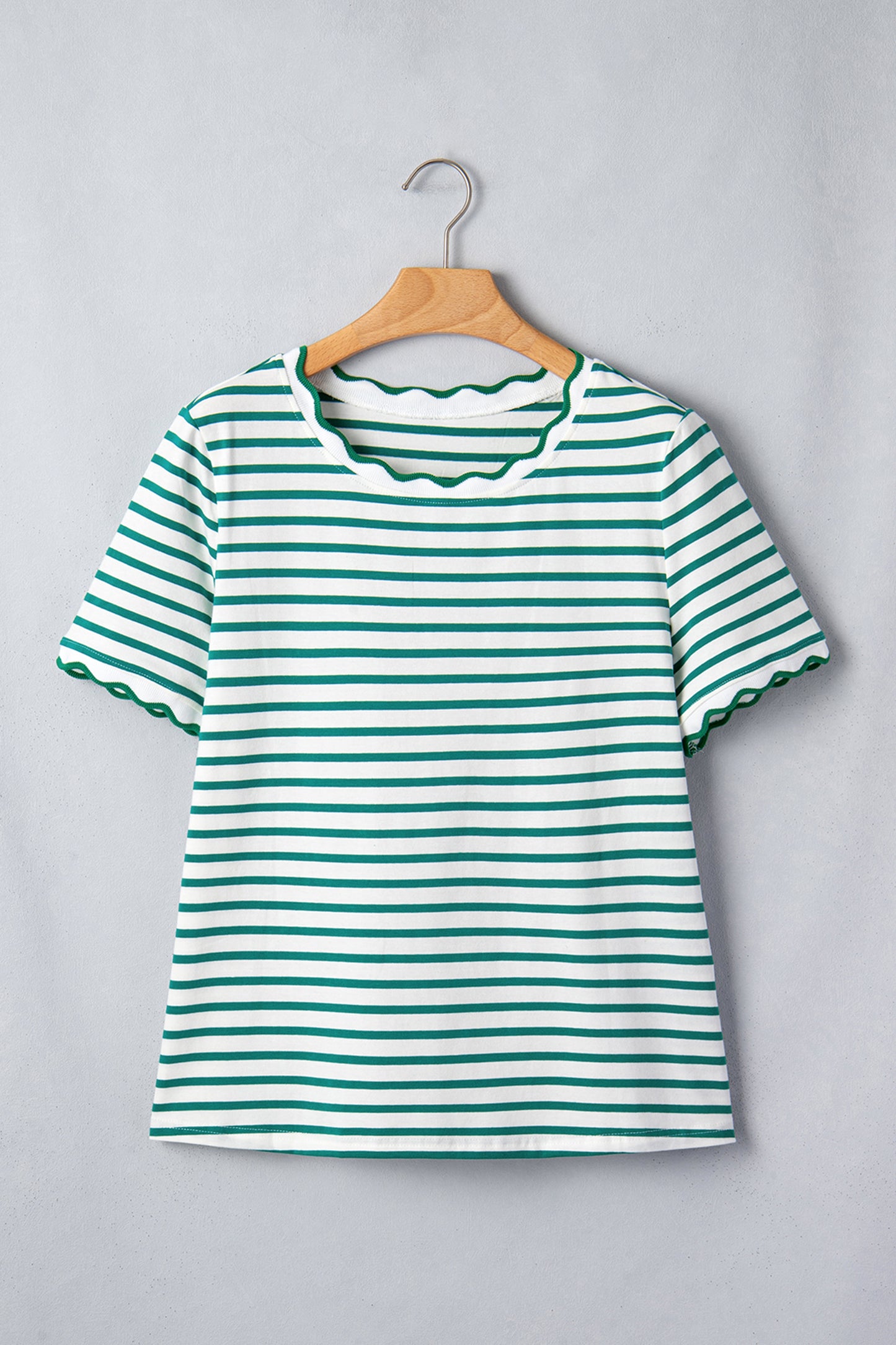 T-shirt met ronde hals en rode strepen en geschulpte rand