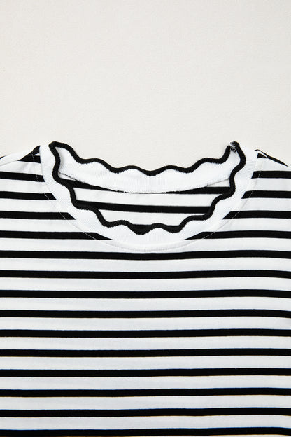 T-shirt met ronde hals en rode strepen en geschulpte rand