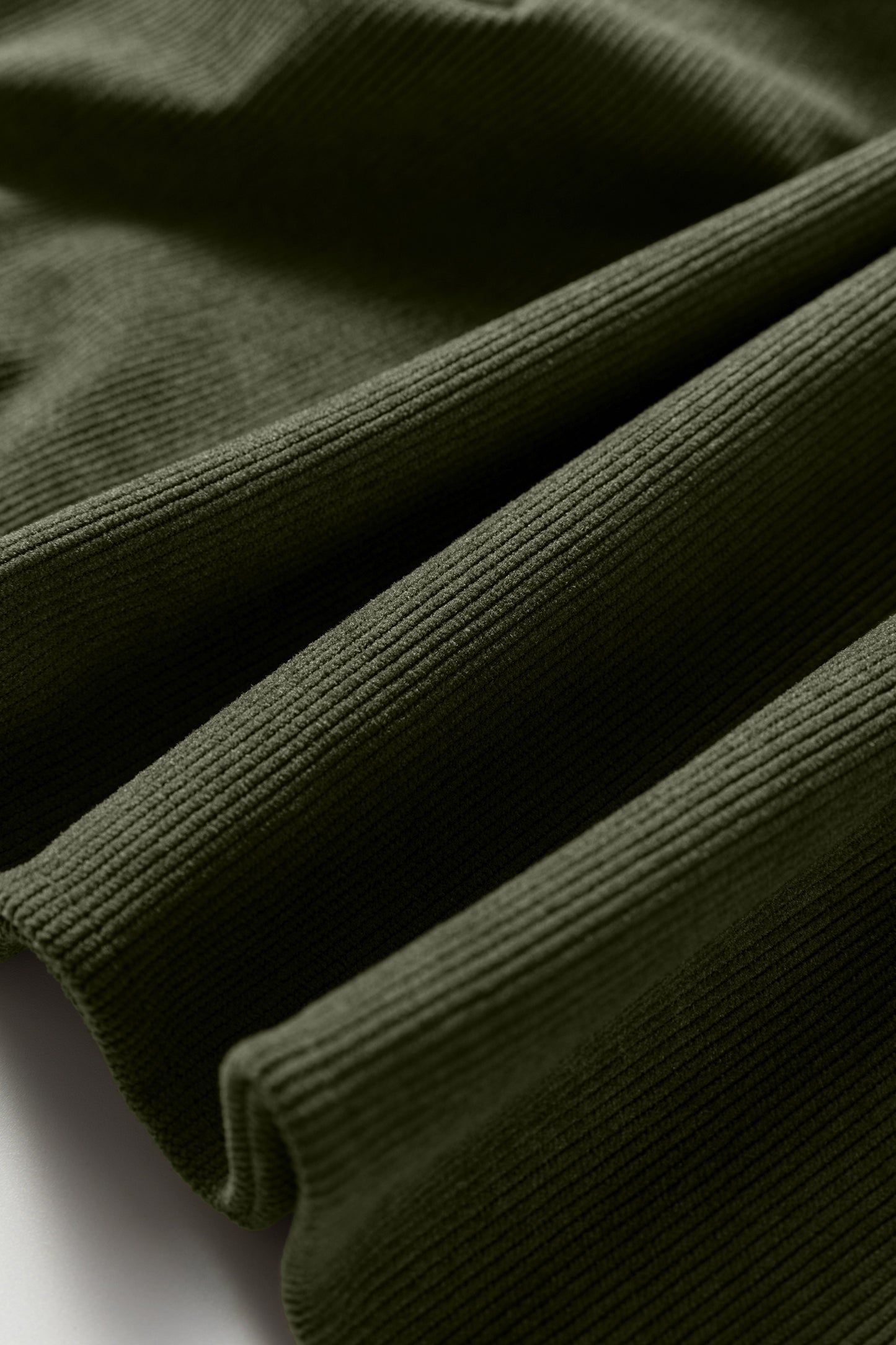 Mini-jurk van gesplitste halslijn en geschulpte details van corduroy