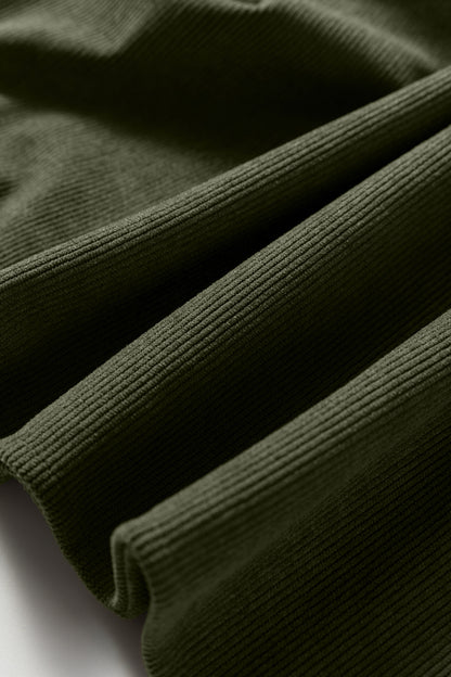 Mini-jurk van gesplitste halslijn en geschulpte details van corduroy