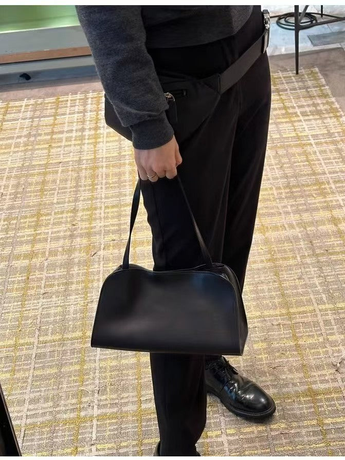 Leather bag for the armpit area
