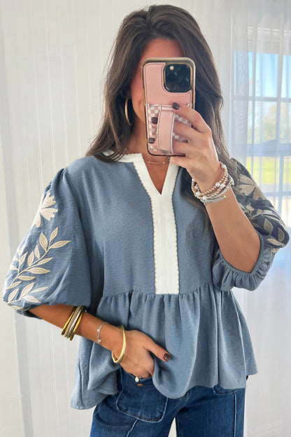 Babydoll blouse met kleurblokken patchwork V-hals en geborduurde pofmouwen