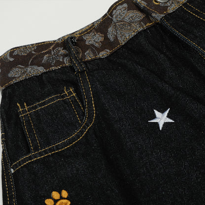 Jeans met gebogen mes vorm en geborduurd sterrenhemelmotief