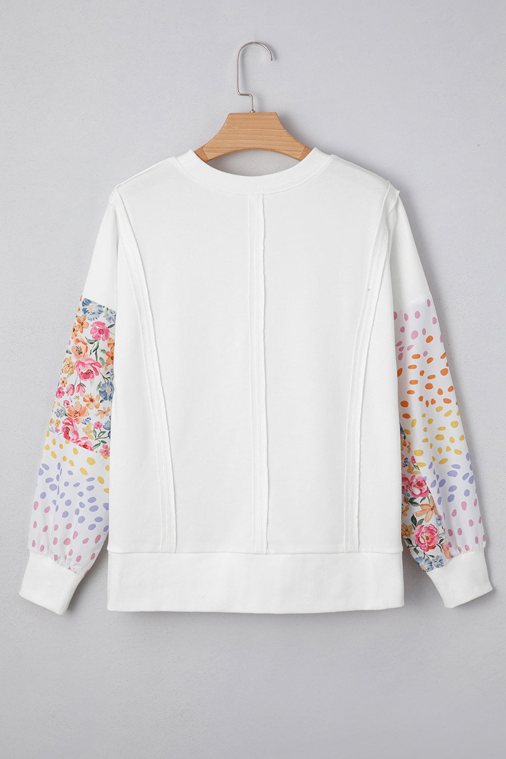 Witte plus-size sweatshirt met zichtbare naden contrasterende stippen en bloemenprint