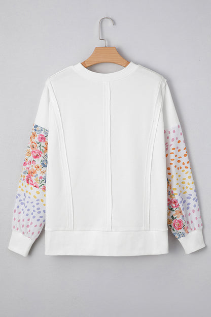 Witte plus-size sweatshirt met zichtbare naden contrasterende stippen en bloemenprint