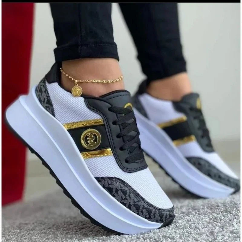 Damessneakers van mesh met patchwork en vetersluiting