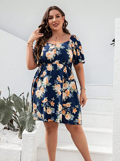 Plus size gebloemde zomerjurk met korte mouwen hoge taille en U-hals