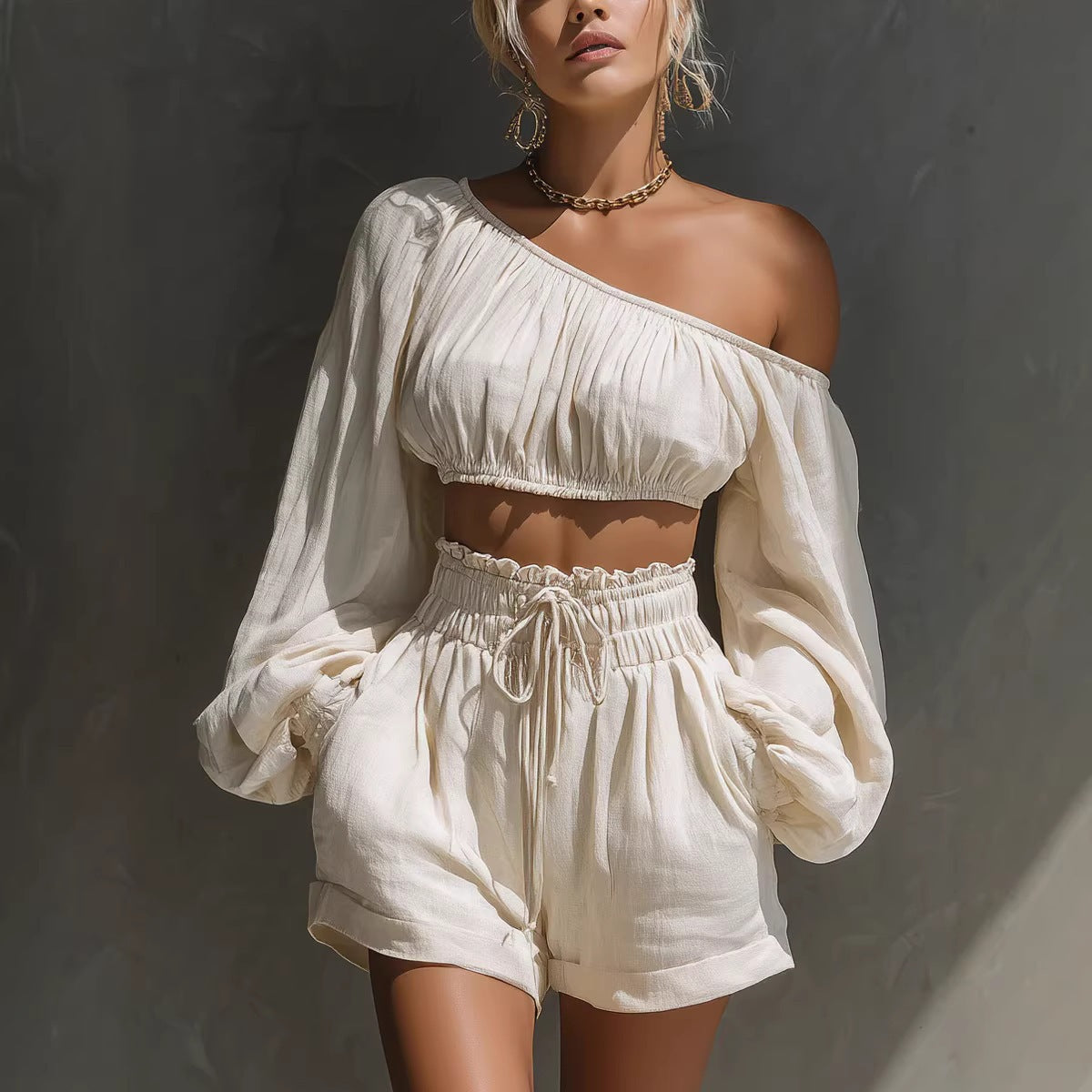 Set bestaande uit een top met lange mouwen schoudervullingen gecombineerd met een shorts met hoge taille en zakken