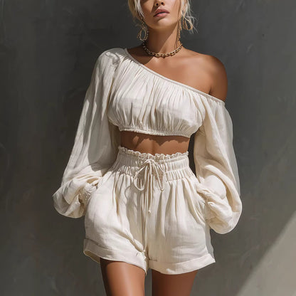 Set bestaande uit een top met lange mouwen schoudervullingen gecombineerd met een shorts met hoge taille en zakken