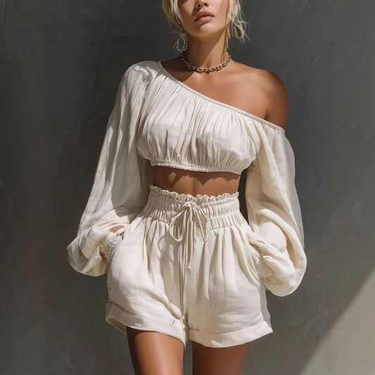 Set bestaande uit een top met lange mouwen schoudervullingen gecombineerd met een shorts met hoge taille en zakken