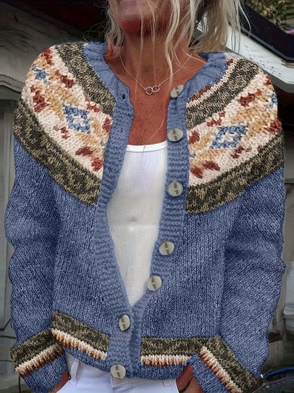 Gebreide boho damesvest met knopen en patroon