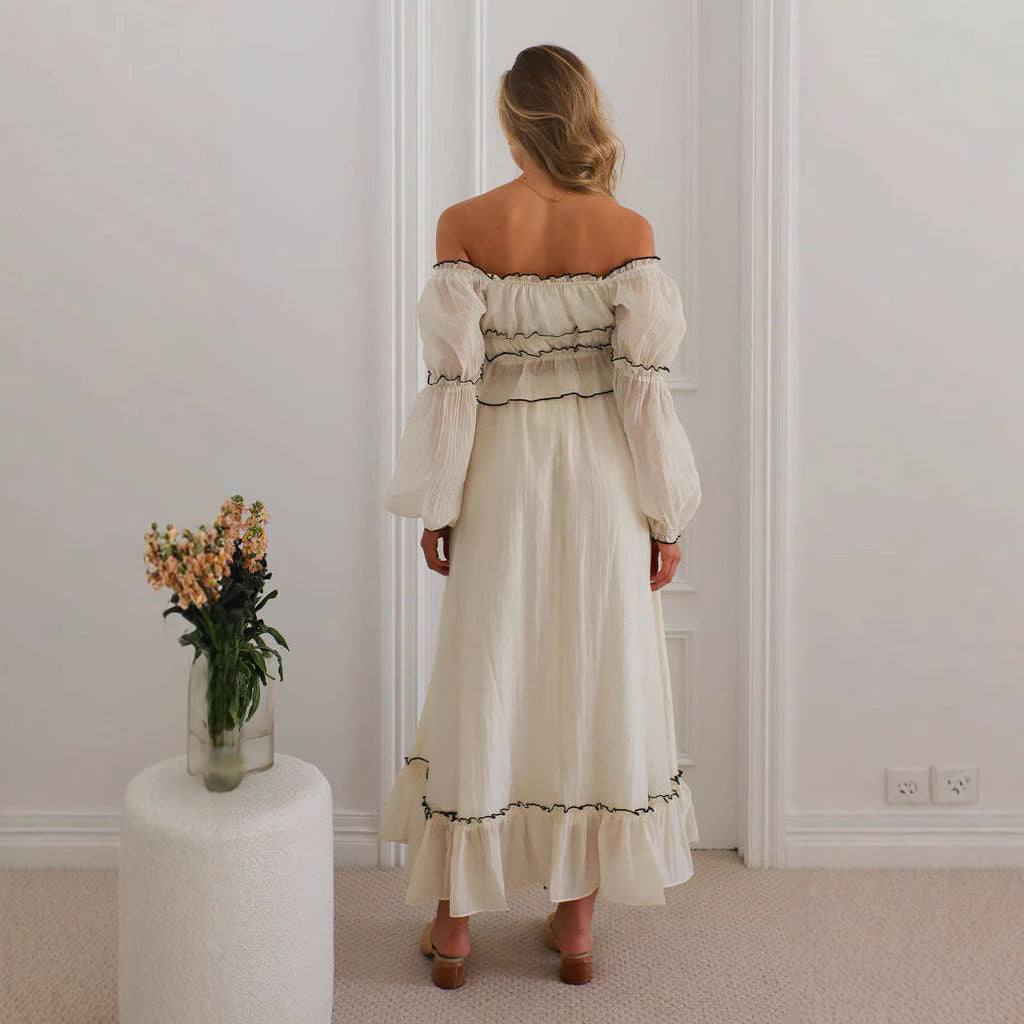 Pak met blote hals en pofmouwen ruches en strikjes