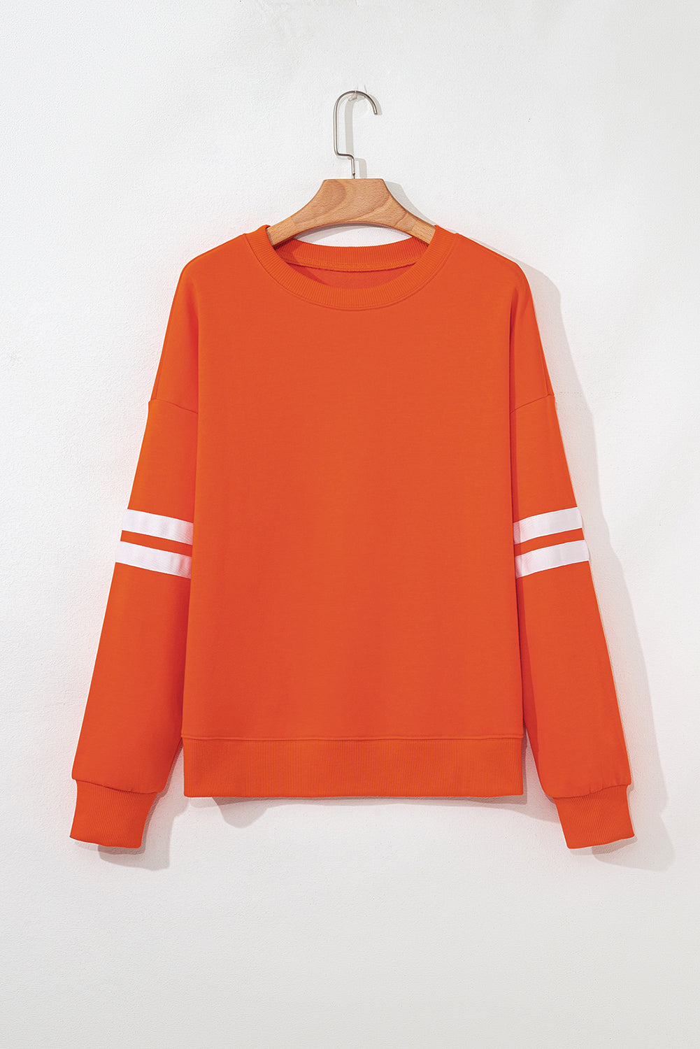 Preppy sweatshirt met strepen op de mouwen en een losse pasvorm