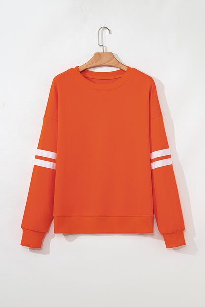 Preppy sweatshirt met strepen op de mouwen en een losse pasvorm