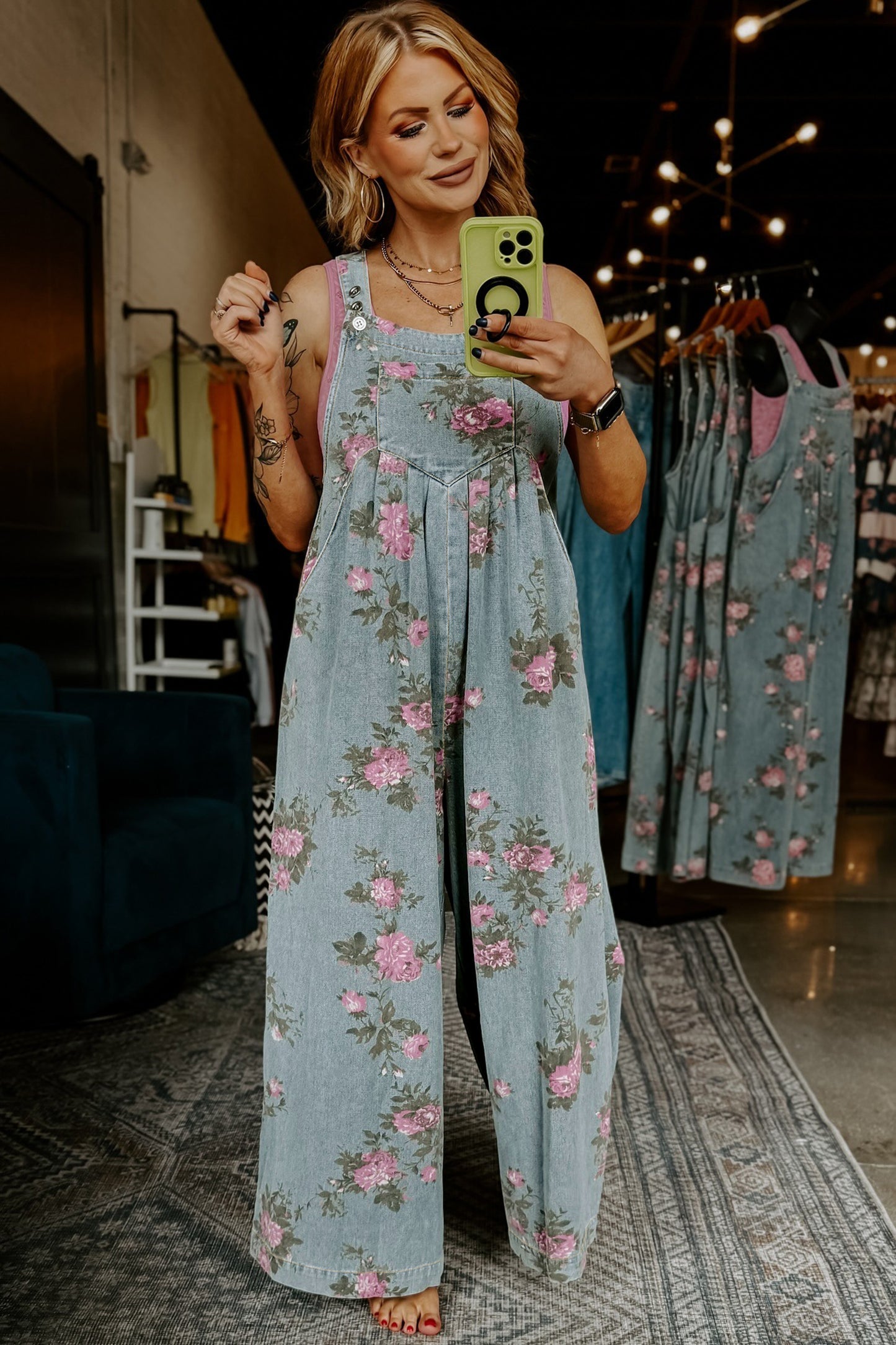 Jumpsuit van denim met bloemenprint zakken geplooide details hoge taille en wijde pijpen