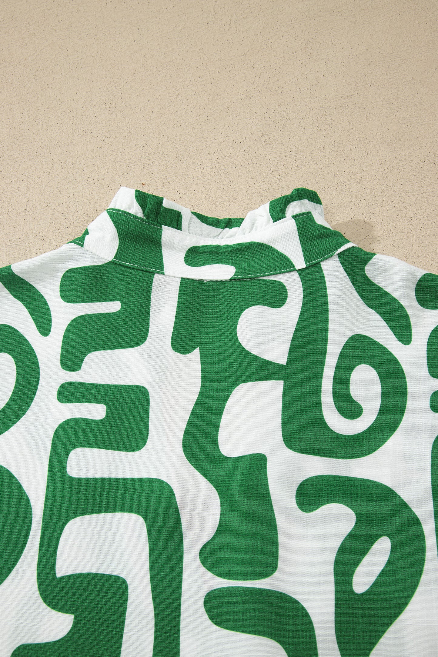 Groene blouse met abstracte print strepen V-hals en korte mouwen