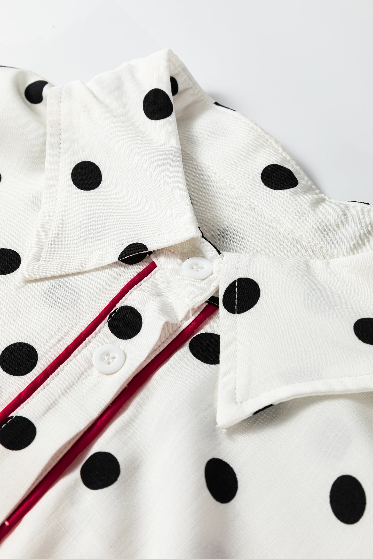 Elegante overhemd met witte stippenprint en contrasterende bies
