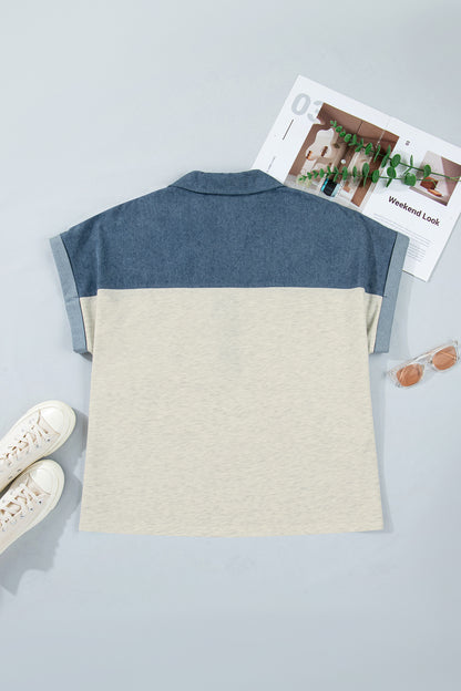 Lichtgrijze denim polo met kraag patchwork  korte mouwen en halve knoopsluiting