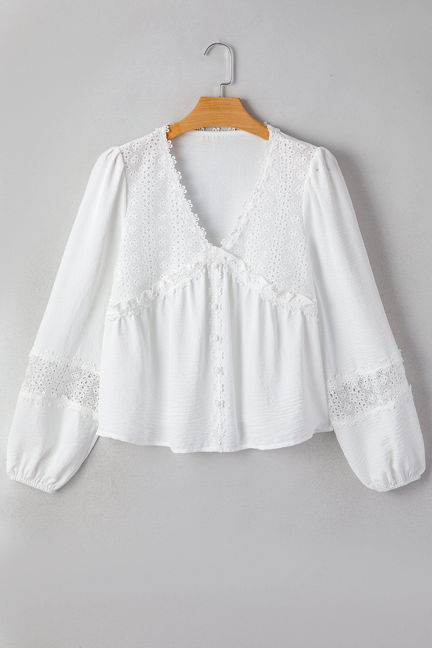 Witte blouse met lange mouwen bloemenmotief guipure kant en ruches