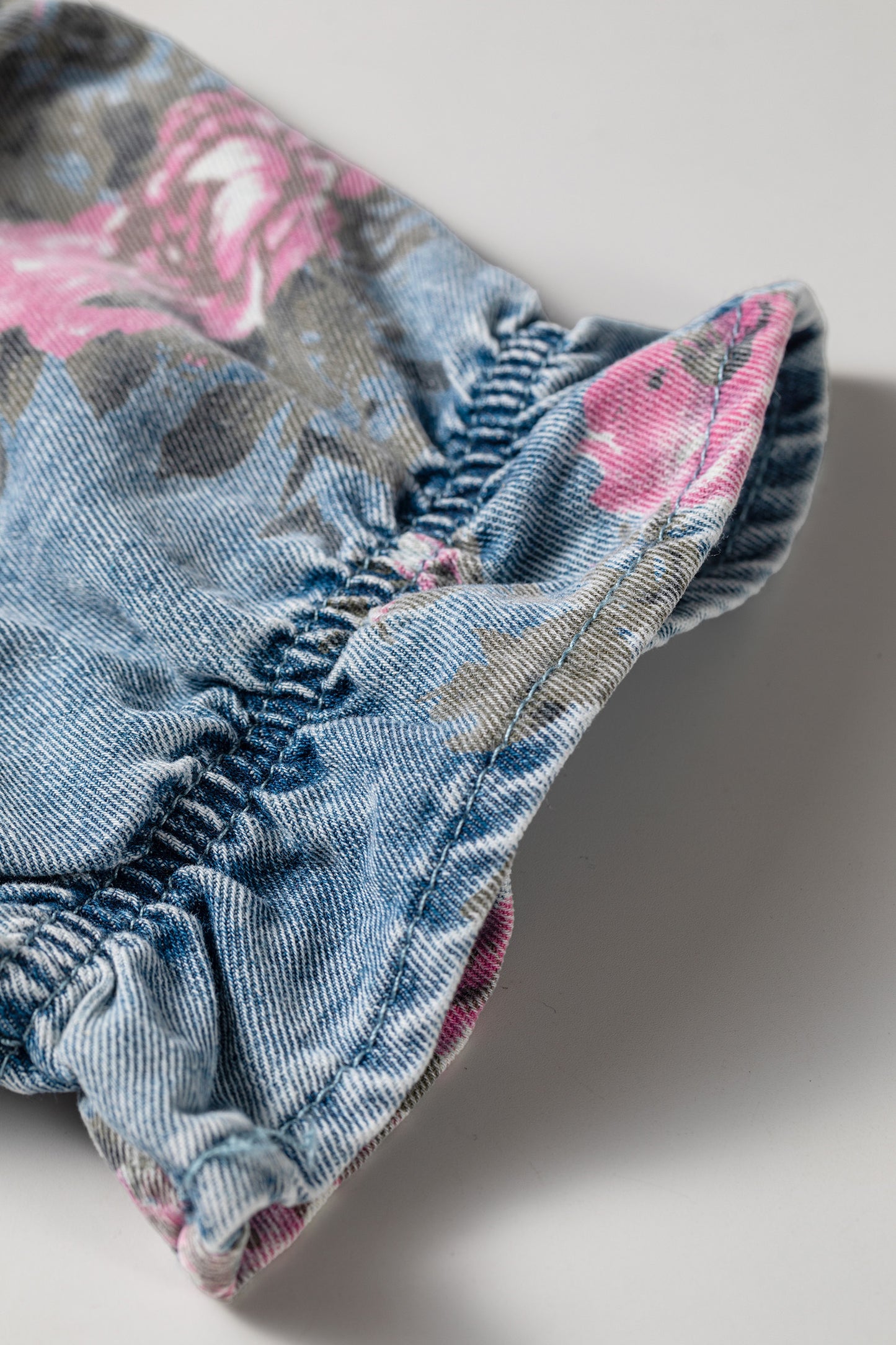 Denim jurk met bloemenprint korte ruchesmouwen zakken en knoopsluiting