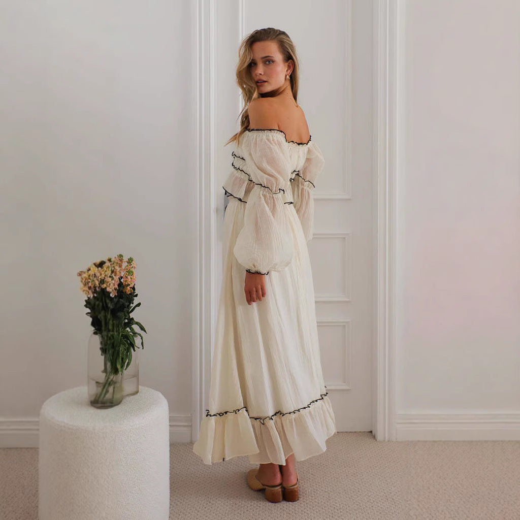 Pak met blote hals en pofmouwen ruches en strikjes