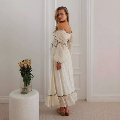 Pak met blote hals en pofmouwen ruches en strikjes