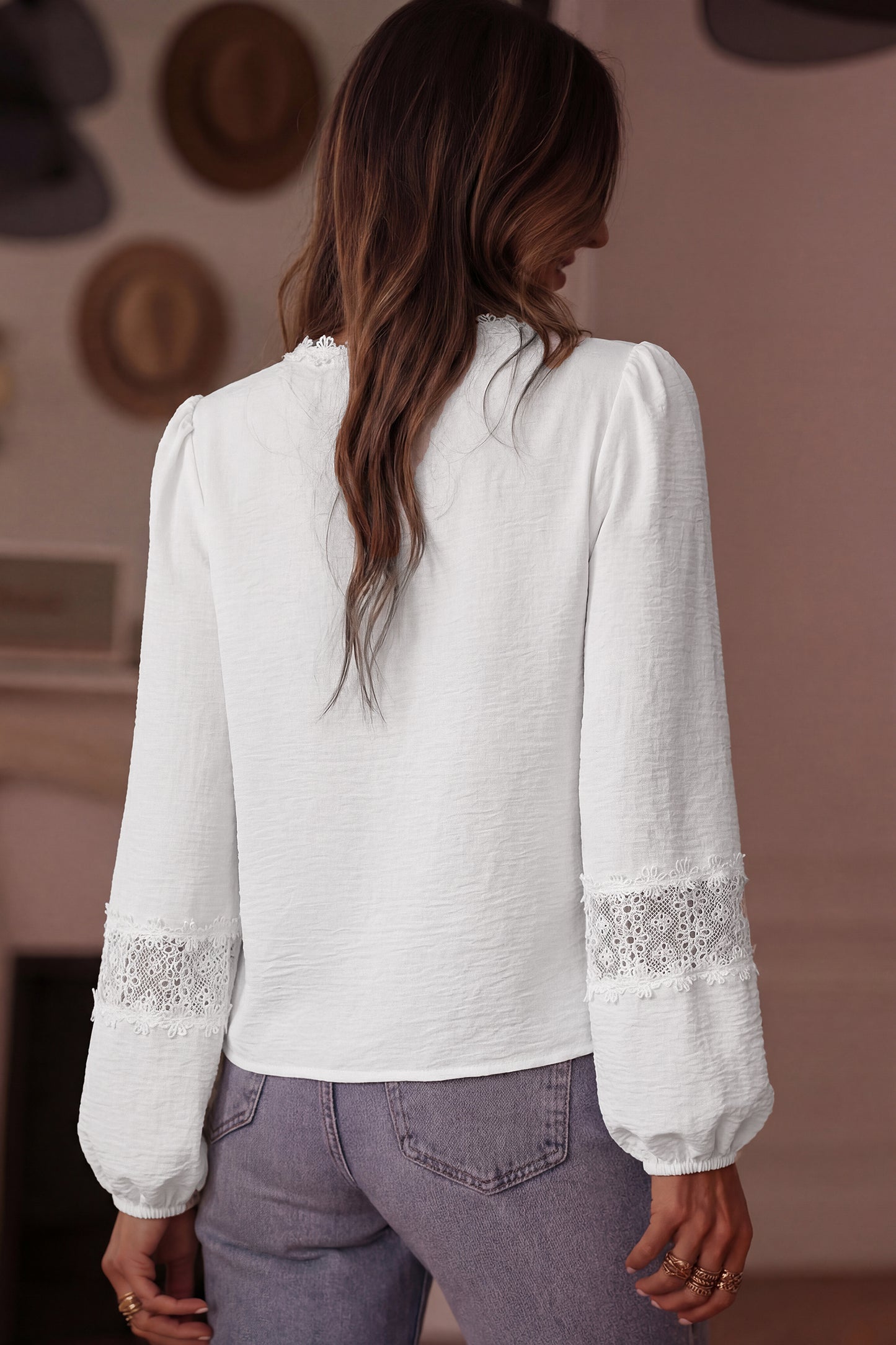 Witte blouse met lange mouwen bloemenmotief guipure kant en ruches