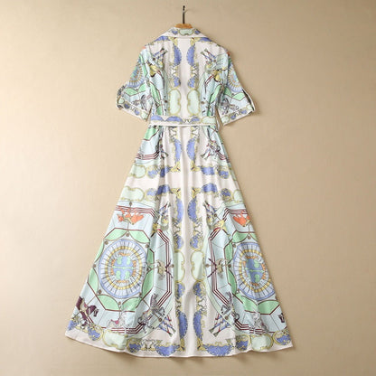 Jurk met korte mouwen en enkelrijs versierd met een circusprint en pailletten