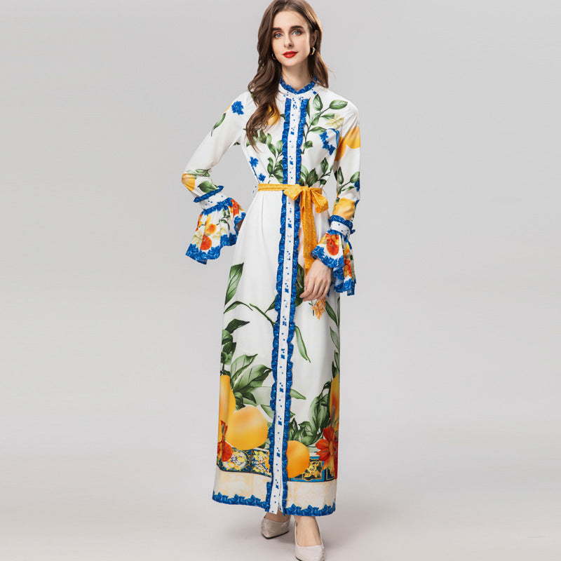 Jurk met opstaande kraag ruches uitlopende mouwen knopen en print