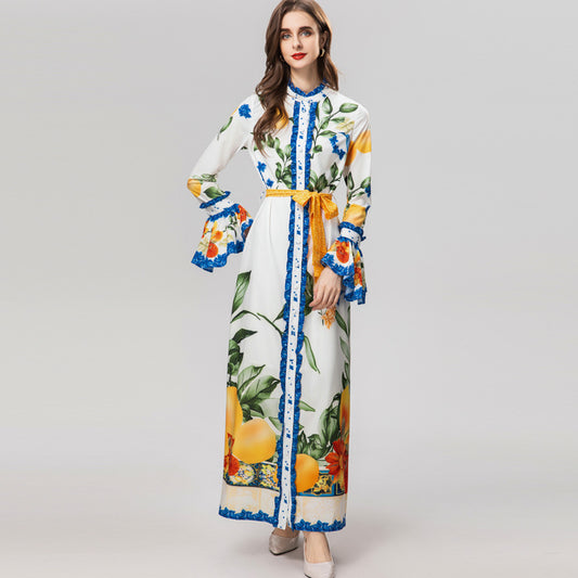 Jurk met opstaande kraag ruches uitlopende mouwen knopen en print