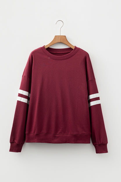 Preppy sweatshirt met strepen op de mouwen en een losse pasvorm
