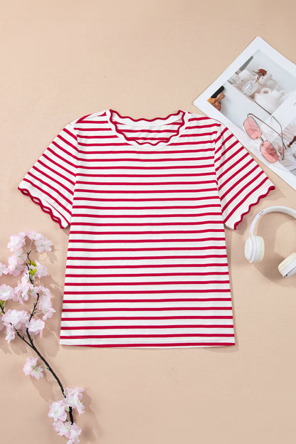 T-shirt met ronde hals en rode strepen en geschulpte rand