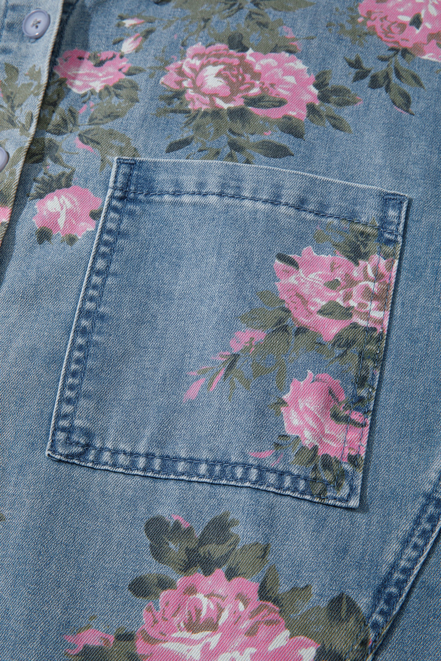 Blauwe denim overhemd met armbandmouwen en bloemenprint