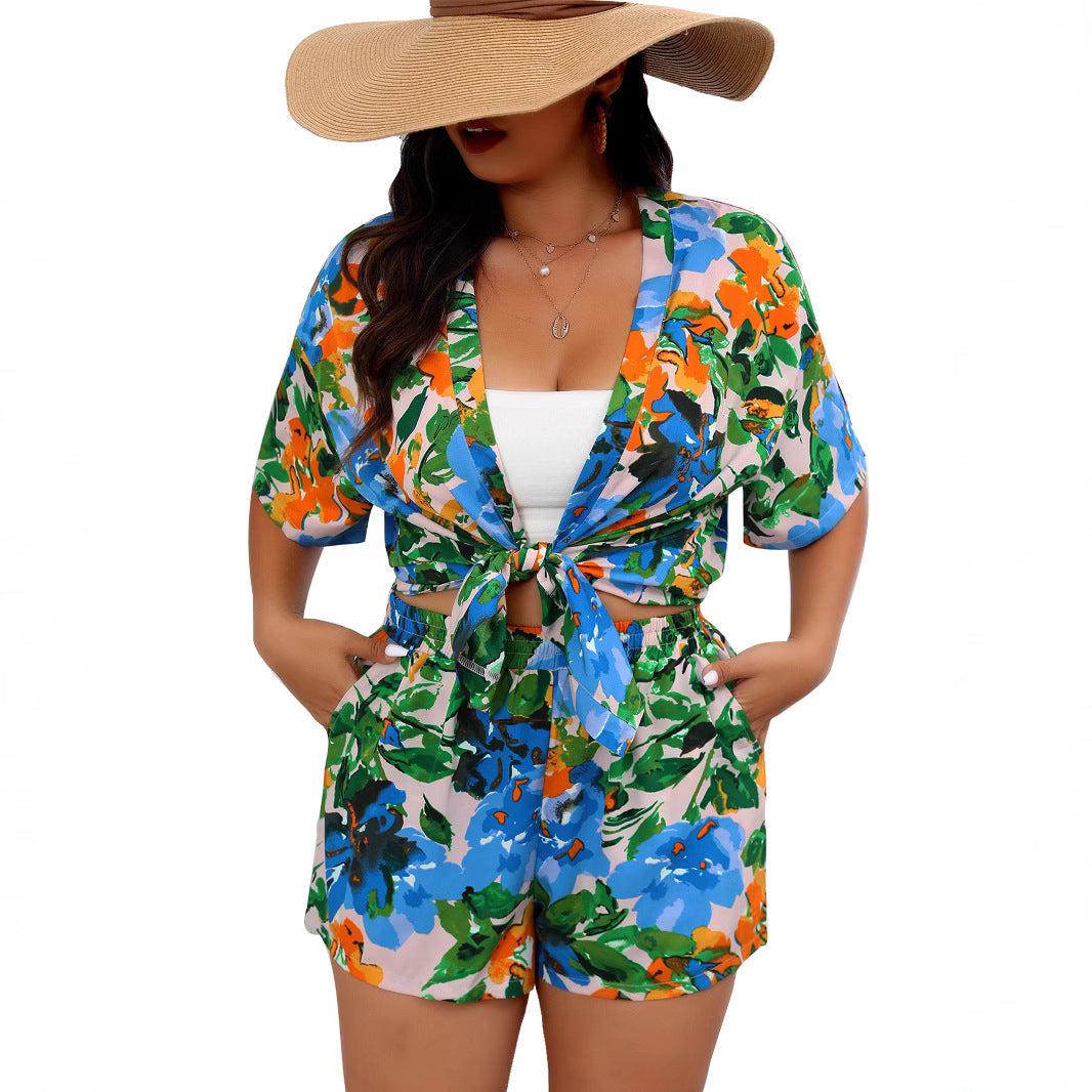 Plus size pak bestaande uit een shirt en een shorts met bloemenprint